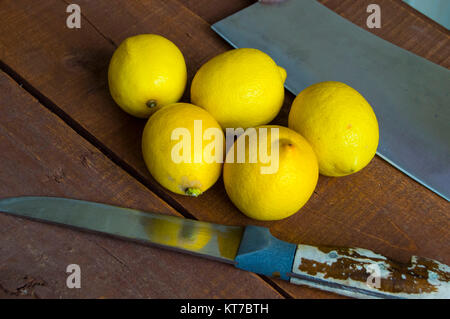 Coltello e immagini di limone pronti per il taglio sulla tavola fresca limone succosa sulla parte superiore dell'insalata e freschi per il pesce pronto a servire le foto di limone, quando il limone è tagliato Foto Stock