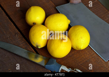 Coltello e immagini di limone pronti per il taglio sulla tavola fresca limone succosa sulla parte superiore dell'insalata e freschi per il pesce pronto a servire le foto di limone, quando il limone è tagliato Foto Stock