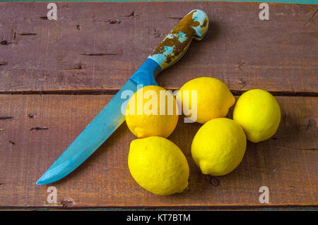 Coltello e immagini di limone pronti per il taglio sulla tavola fresca limone succosa sulla parte superiore dell'insalata e freschi per il pesce pronto a servire le foto di limone, quando il limone è tagliato Foto Stock