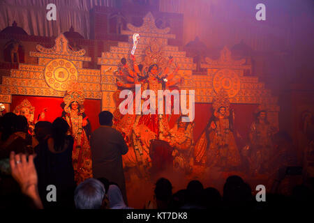 Idolo di dea Durga. Festival è celebrato durante tutto il periodo di Navaratri per dieci giorni. Congresso Bhawan di Pune, Maharashtra Foto Stock