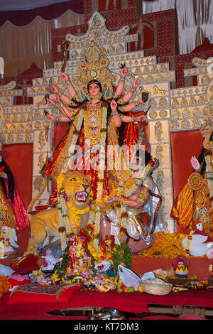 Idolo di dea Durga. Festival è celebrato durante tutto il periodo di Navaratri per dieci giorni. Congresso Bhawan di Pune, Maharashtra Foto Stock