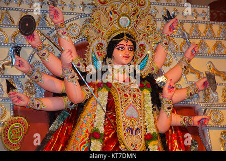 Idolo di dea Durga. Festival è celebrato durante tutto il periodo di Navaratri per dieci giorni. Congresso Bhawan di Pune, Maharashtra Foto Stock