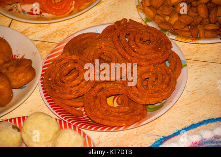 Indian snack - chakli. A spirale, pretzel-come snack con una superficie spiked. Chakli è tipicamente realizzato da farine di riso, bengal gram e nero gr Foto Stock