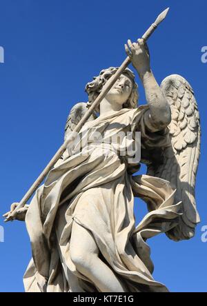 Scultura di "L'angelo con la lancia' da Ponte Sant'Angelo, noto anche come il Ponte degli Angeli in Roma, Italia. Foto Stock