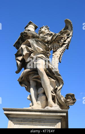 Scultura di 'angelo con la colonna' da Ponte Sant'Angelo, noto anche come il Ponte degli Angeli in Roma, Italia. Foto Stock