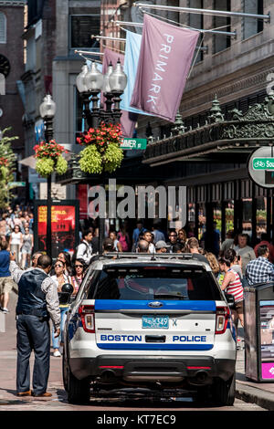 BOSTON MASSACHUSETTS USA 06.09.2017 Boston auto della polizia in città tra il pubblico molte persone patrol Foto Stock