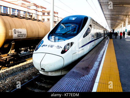 CRH5 ad alta velocità del treno Bullet attende per i passeggeri di sbarcare prima di continuare a Yichang alla Stazione Ferroviaria est nella provincia di Hubei in Cina Foto Stock