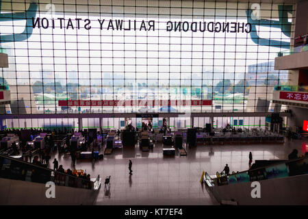 Alto edificio di condomini sono a malapena visibili attraverso l'inquinamento a Chengdudong stazione ferroviaria Foto Stock