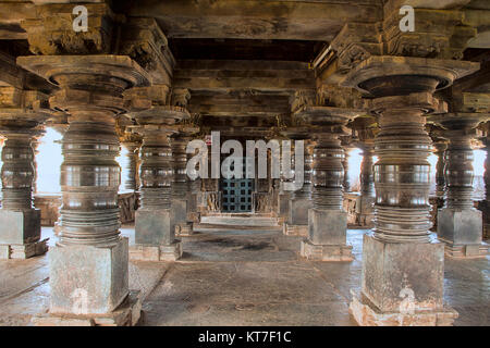 Tornio girato pilastri, mantapa esterna (hall), Veera Narayana tempio, Belavadi, Chikkamagaluru district, Karnataka, India. Foto Stock