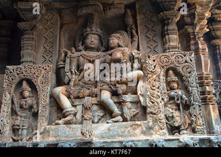 La scultura Lakshmi seduta nel giro di Vishnu. Tempio di Hoysalesvara, Halebid, Karnataka, del XII secolo. Tempio di Shiva Foto Stock