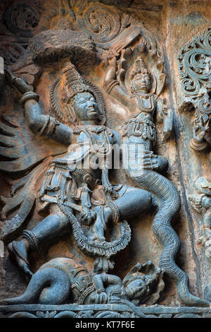 Garuda combatte una coppia di serpenti. Tempio di Hoysalesvara, Halebid, Karnataka, del XII secolo. Tempio di Shiva Foto Stock