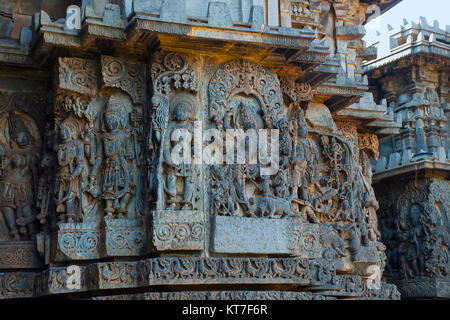 Rilievi sulla parete esterna del tempio Hoysaleswara, stile Hoysala, Halebidu, Karnataka Foto Stock