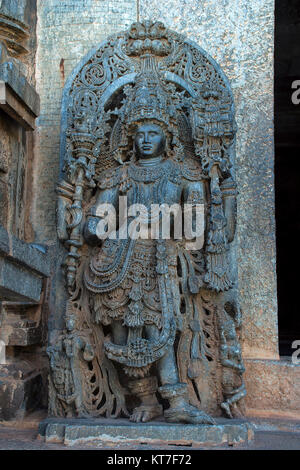 Close up dwarapala sul lato sinistro dell'entrata nord, Hoysaleshvara tempio, Halebid, Karnataka, India Foto Stock