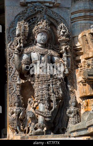 Dwarapala. Tempio di Hoysalesvara, Halebid, Karnataka, del XII secolo. Tempio di Shiva Foto Stock