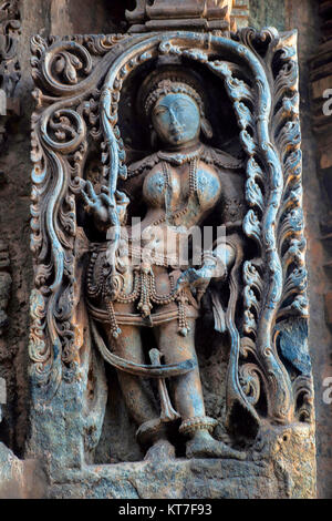 Madanika o dancing girl sotto il fogliame. Tempio di Hoysalesvara, Halebid, Karnataka, del XII secolo. Tempio di Shiva Foto Stock