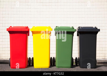 Quattro colori cestini per strada Foto Stock