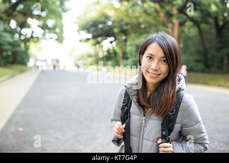 Donna in visita nel Tempio di Meiji Foto Stock