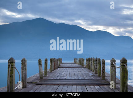 Guardare sul molo e la montagna al mattino Foto Stock