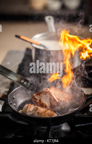 Chef di cucina nel ristorante cucina Foto Stock