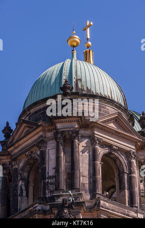 Seitenkuppel des Berliner Dom mit dem vergoldeten Abschlusskreuz der Hauptkuppel Foto Stock