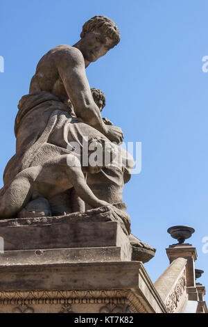Skulpturen am Treppenaufgang zur alten Nationalgalerie di Berlino Foto Stock