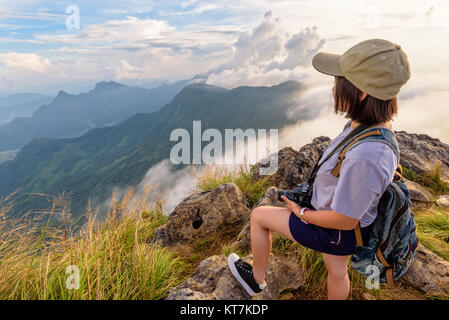 Ragazza turista su montagne in Thailandia Foto Stock