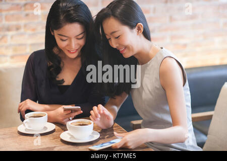 Migliore Femmina amici di bere il caffè nella caffetteria Foto Stock