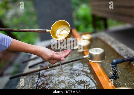 Donna mano di lavaggio in acqua fontana Foto Stock