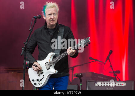 Il chitarrista irlandese Gerry Leonard suona dal vivo con la cantante americana, compositore e musicista folk Suzanne Vega durante il norvegese festival musis su Oslo 2017 a Oslo. Norvegia, 22/06 2017. Foto Stock