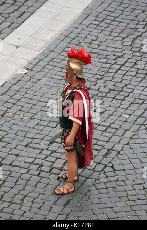 Uomo vestito da centurione per i turisti, Roma, lazio, Italy Foto Stock