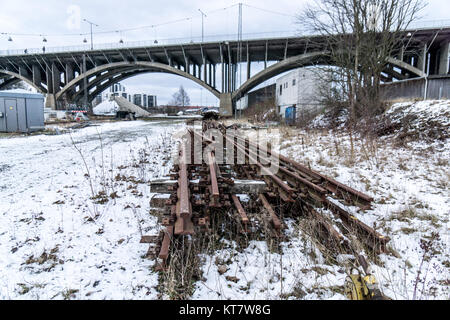 Area industriale con il vecchio ponte metallico e nella parte anteriore è utilizzato vecchie traversine ferroviarie e tracce Foto Stock
