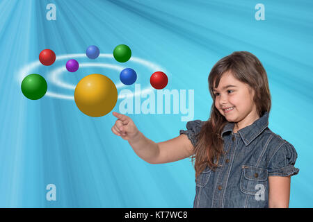 Sorridente bambina è che mostra le sfere di colore Foto Stock