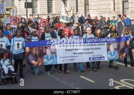 La "giustizia per Sheku campagna Bayoh' e altri sulla relazione annuale di marzo da famiglie e amici di persone uccisi dalla polizia o nella custodia. Foto Stock