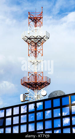 Antena sull'edificio Foto Stock