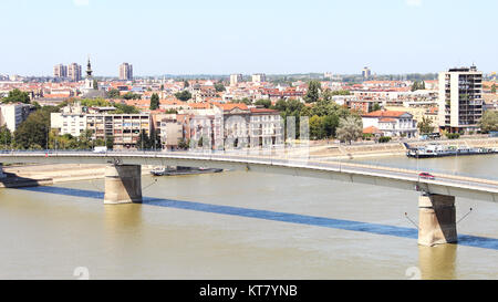Vista della città serba di Novi Sad e il ponte sul fiume Danubio dalla rocca Petrovardin Foto Stock