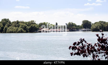 Barche e gommoni ancorato sul fiume Danubio con il bel cielo azzurro Foto Stock