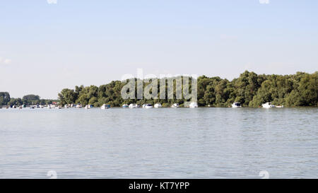Barche ancorate sul fiume Danubio con il bel cielo azzurro Foto Stock