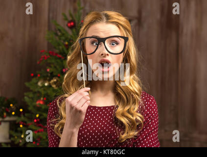 Sorpreso donna partito Tenuta vetri Foto Stock