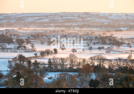 Cotswold campagna attorno a Bourton sulla collina nel dicembre nebbia e neve a sunrise. Bourton sulla collina, Cotswolds, Gloucestershire, Inghilterra Foto Stock