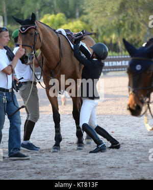 WELLINGTON, FL - MARZO 01: (esclusiva copertura) ex sindaco di New York City Michael Bloomberg della figlia Georgina Bloomberg termina con un deludente 32ma come lei i partecipanti in $150.000 Lugano diamanti Grand Prix con il suo cavallo Lilli al Winter Festival equestre al Palm Beach International Centro Equestre il 1 marzo 2015 a Wellington, Florida Persone: Georgina Bloomberg Foto Stock