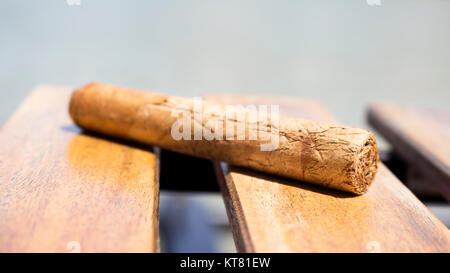 Sigaro cubano in appoggio su una superficie in legno Foto Stock