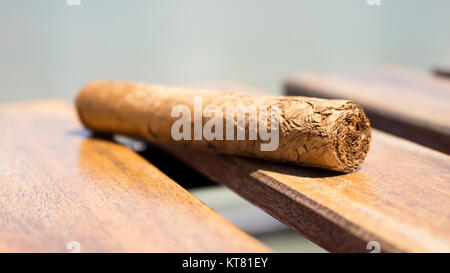 Sigaro cubano in appoggio su una superficie in legno Foto Stock