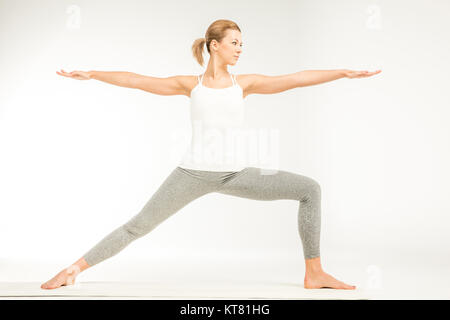 Donna in piedi in posizione di yoga Foto Stock