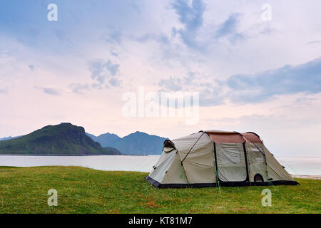 Camping sulla Costa dell'oceano. Vacanze in Norvegia Foto Stock