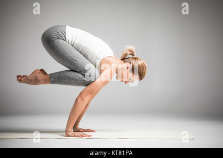 Donna in piedi in posizione di yoga Foto Stock