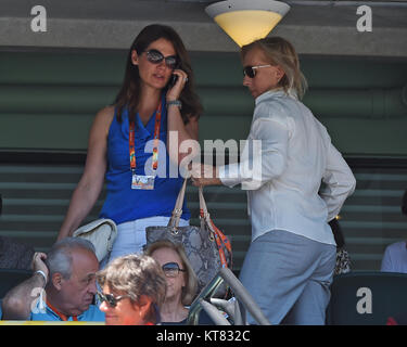 KEY BISCAYNE, FL - 04 aprile: Julia Lemigova, e Martina Navratilova guarda Serena Williams sconfitta Carla Suarez Navarro di Spagna durante la finale il giorno 13 del Miami aperto a Crandon Park Tennis Center su Aprile 4, 2015 in Key Biscayne, Florida. Persone: Julia Lemigova, Martina Navratilova Foto Stock