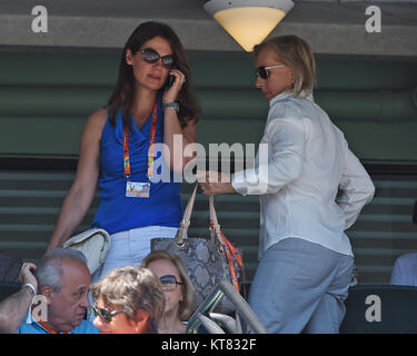 KEY BISCAYNE, FL - 04 aprile: Julia Lemigova, e Martina Navratilova guarda Serena Williams sconfitta Carla Suarez Navarro di Spagna durante la finale il giorno 13 del Miami aperto a Crandon Park Tennis Center su Aprile 4, 2015 in Key Biscayne, Florida. Persone: Julia Lemigova, Martina Navratilova Foto Stock