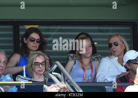 KEY BISCAYNE, FL - 04 aprile: Julia Lemigova, e Martina Navratilova guarda Serena Williams sconfitta Carla Suarez Navarro di Spagna durante la finale il giorno 13 del Miami aperto a Crandon Park Tennis Center su Aprile 4, 2015 in Key Biscayne, Florida. Persone: Julia Lemigova, Martina Navratilova Foto Stock