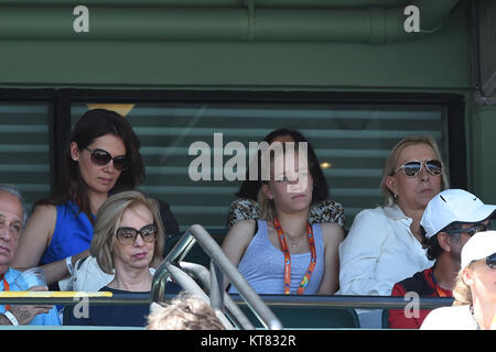 KEY BISCAYNE, FL - 04 aprile: Julia Lemigova, e Martina Navratilova guarda Serena Williams sconfitta Carla Suarez Navarro di Spagna durante la finale il giorno 13 del Miami aperto a Crandon Park Tennis Center su Aprile 4, 2015 in Key Biscayne, Florida. Persone: Julia Lemigova, Martina Navratilova Foto Stock