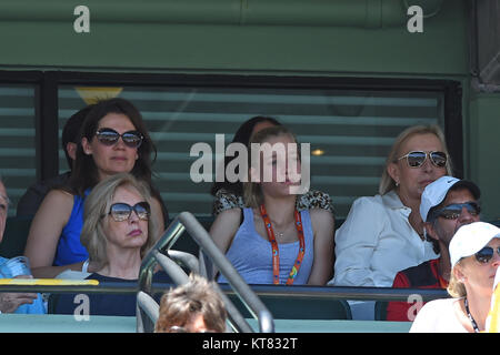 KEY BISCAYNE, FL - 04 aprile: Julia Lemigova, e Martina Navratilova guarda Serena Williams sconfitta Carla Suarez Navarro di Spagna durante la finale il giorno 13 del Miami aperto a Crandon Park Tennis Center su Aprile 4, 2015 in Key Biscayne, Florida. Persone: Julia Lemigova, Martina Navratilova Foto Stock